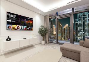 Bright High Floor Apartment in a 5 Star Hotel Resident Tower w Burj View and access to 64th Infinity Pool, Gym, Sauna, Spa, Restaurants, Bars and more
