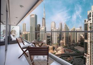 Bright High Floor Apartment in a 5 Star Hotel Resident Tower w Burj View and access to 64th Infinity Pool, Gym, Sauna, Spa, Restaurants, Bars and more