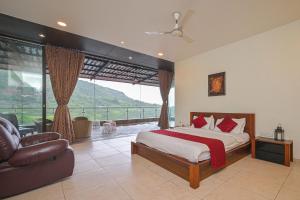 StayVistas Lake Mansion - Lakeside Villa with Mountain View, Large Pool & Sprawling Lawn