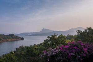 StayVistas Lake Mansion - Lakeside Villa with Mountain View, Large Pool & Sprawling Lawn