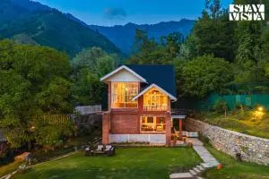 StayVista at Aaram Gah with Lawn, Bonfire, BBQ - Kanzalwan