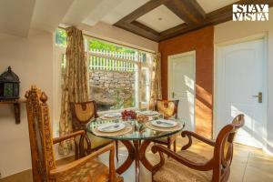 StayVista at Aaram Gah with Lawn, Bonfire, BBQ