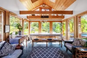 Sirpa's Artistic Nuuksio Retreat with Heated Pool - Ojakkala