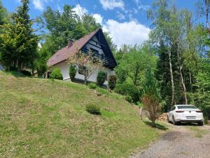 Kuća na osami pokraj jezera