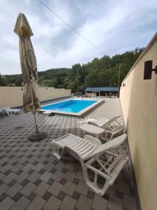 Kuca sa bazenom u prirodi - Poljanci