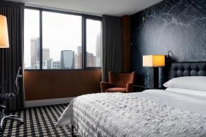 Guest room, 1 King, City view room in Le Méridien Charlotte