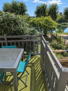 Maison vue sur leau avec jardin La Coulée Douce