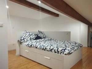 Maison vue sur leau avec jardin La Coulée Douce