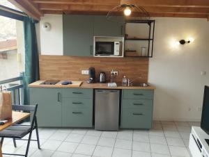 Maison vue sur leau avec jardin La Coulée Douce