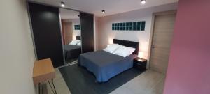 Appartements Luxueux appartement dans propriete contemporaine, jardin privatif, piscine : photos des chambres