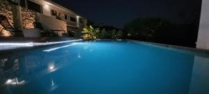 Luxueux appartement dans propriété contemporaine, jardin privatif, piscine