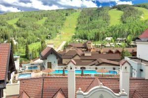 Platinum 2 Bedroom Vacation Rental In The Heart Of Vail That Includes Ski Valet, Ski Deck, Rooftop Pool, Panoramic Views