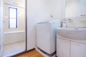 Charming Guesthouse in the Heart of Okubo 丶Steps to Metro and Convenient Travel! EoW4