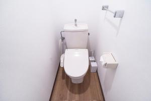 Charming Guesthouse in the Heart of Okubo 丶Steps to Metro and Convenient Travel! EoW4