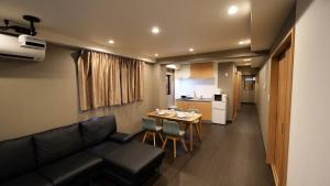 Charming Guesthouse in the Heart of Okubo 丶Steps to Metro and Convenient Travel! YoS4