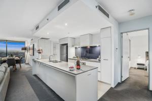 Surfers Paradise Retreat Stunning Views 2-BR Haven