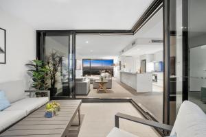 Surfers Paradise Retreat Stunning Views 2-BR Haven