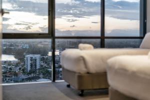 Surfers Paradise Retreat Stunning Views 2-BR Haven