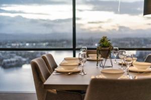 Surfers Paradise Retreat Stunning Views 2-BR Haven