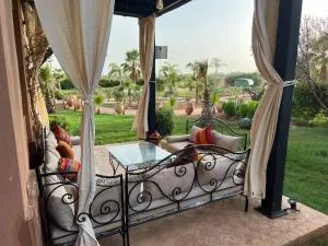 Appartement élégant avec vue sur piscine jardin verdoyant et wifi ultra rapide - Oulad Aguib