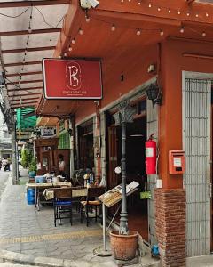 Baan Glang Soi Restaurant & Guesthouse