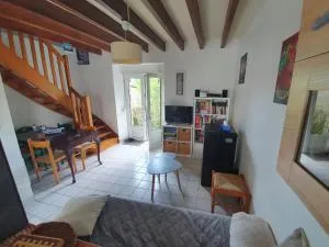 Maison dans un quartier calme, terrain, wifi, télé - Lanrivain