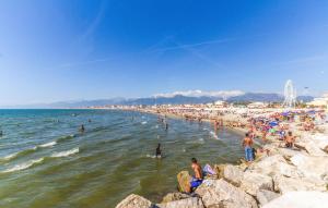 3 Bedroom Gorgeous Home In Viareggio