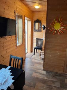 Hyggelig lite bosted ved sjøen, nær sentrum i Valnesfjord