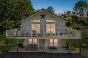 Trailblazer Lodge - Upscale, hot tub, trail, game room, wifi, fire pit, bar, pool table, king bed, view, pet friendly