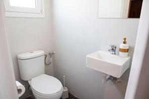 Modern Top Floor Apt, 5min to Acropolis & Plaka