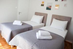 Modern Top Floor Apt, 5min to Acropolis & Plaka