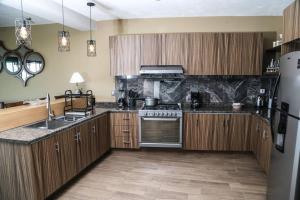 Lake house 3 bedroom Pool and hotub