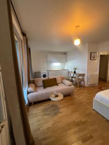 Appartement Rénové au Cœur du Quartier Commerçant