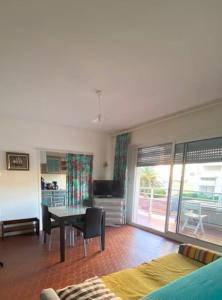 Le Neptune place de Marbre plage et port