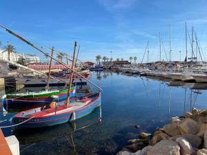 Le Neptune place de Marbre plage et port