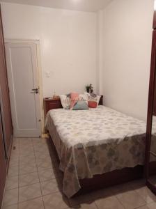Quarto em apartamento vista mar, sacada, cama queen e colchão extra!