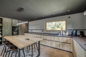 Chalets Chalet mitoyen - Jacuzzi - Cousinade I : photos des chambres