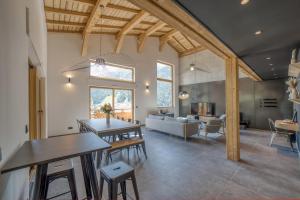 Chalets Chalet mitoyen - Jacuzzi - Cousinade I : photos des chambres