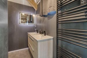 Chalets Chalet mitoyen - Jacuzzi - Cousinade I : photos des chambres