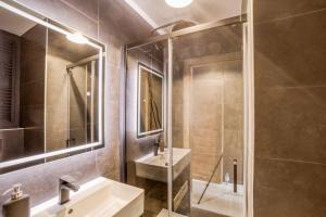 Chalets Chalet mitoyen - Jacuzzi - Cousinade I : photos des chambres