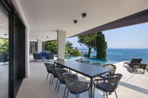 Villa Grace with Pool on the Lake