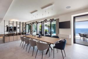 Villa Grace with Pool on the Lake