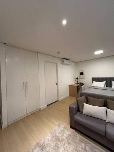 Studio Saint Charbel com vaga e varanda - rua do Hospital Sírio Libânes