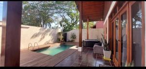 Linda casa com piscina 100 metros da praia