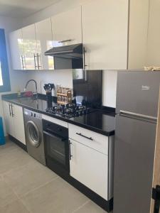 Appartement avec grand jardin et accès direct à la piscine