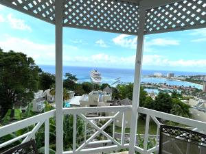 OceanBreeze Jamaica Penthouse, 7-Minute Walk to Beach