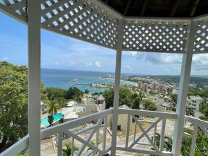OceanBreeze Jamaica Penthouse, 7-Minute Walk to Beach