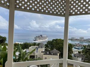 OceanBreeze Jamaica Penthouse, 7-Minute Walk to Beach