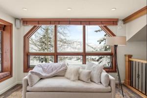 Snowmass Woodrun V 2 Bedroom Ski In, Ski Out Mountain Residence In The Heart Of Snowmass Village