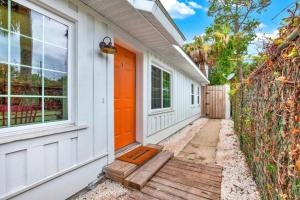 6 Bed 4 Ba Resort Style Home w Heated Pool